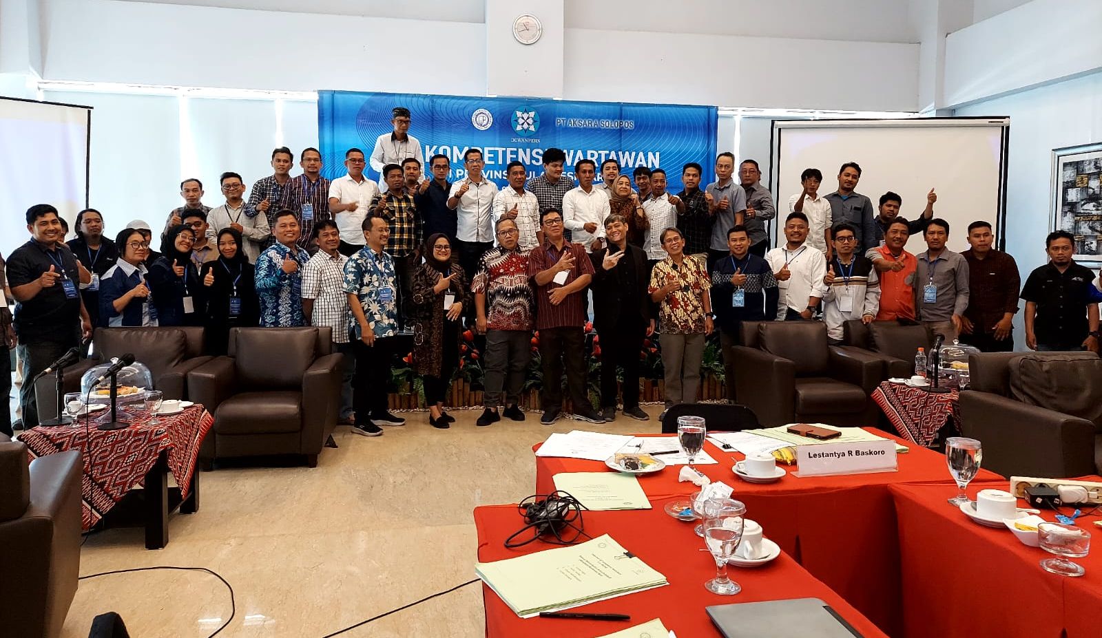 Foto bersama Dewan Pers, tim penguji dan peserta Uji Kompetensi Wartawan di Sulawesi Barat.(foto;ist).