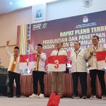 SULBARONLINE.COM, Mamuju - Komisi Pemilihan Umum (KPU) Provinsi Sulawesi Barat menetapkan nomor urut pasangan calon gubernur dan wakil gubernur Sulbar, Senin (23/9/2024).