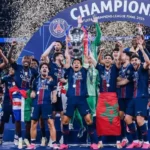 Para pemain PSG mengangkat trofi juara Liga Champions 2026 setelah mengalahkan Arsenal di Final UCL Budapest.