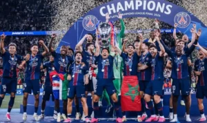 Para pemain PSG mengangkat trofi juara Liga Champions 2026 setelah mengalahkan Arsenal di Final UCL Budapest.