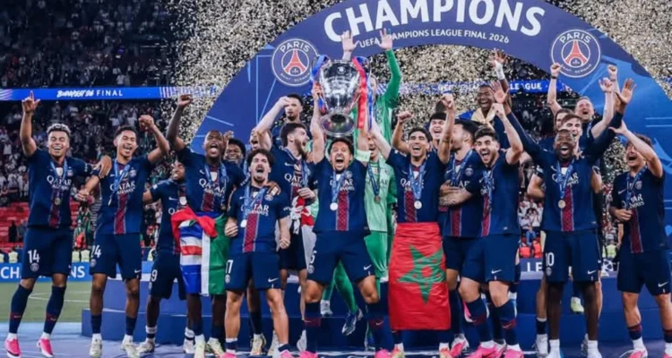 Para pemain PSG mengangkat trofi juara Liga Champions 2026 setelah mengalahkan Arsenal di Final UCL Budapest.