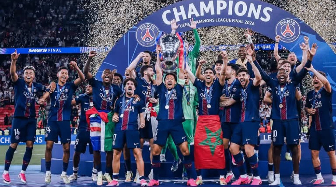 Para pemain PSG mengangkat trofi juara Liga Champions 2026 setelah mengalahkan Arsenal di Final UCL Budapest.