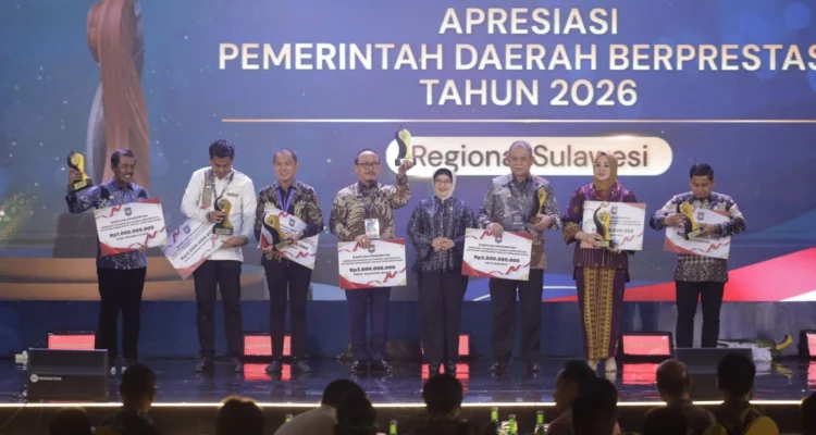 Sulbar sabet penghargaan penurunan pengangguran tingkat regional oleh kemendagri.