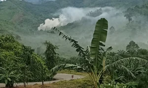 Kepulan asap pabrik PT Passokorang di Desa Lara Mamuju Tengah penyebab polusi udara dan banjir