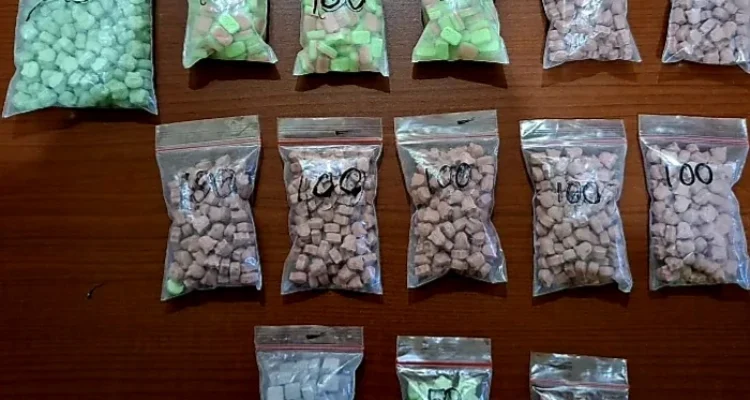 Barang bukti 1.400 butir ekstasi tangkapan BNNP Sulbar di Polewali Mandar.