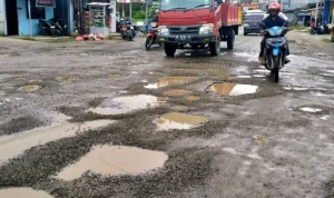 tak-diperbaiki-jalan-trans-sulawesi-topoyo-karossa