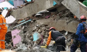 tim-sar-evakuasi-reruntuhan-gempa-majene-sulawesi