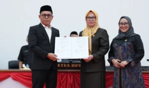 sekda-sulbar-serahkan-dokumen-apbdp-2026