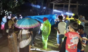 warga-mamasa-tandu-ibu-melahirkan-malam