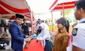 penyerahan-beasiswa-anak-tidak-sekolah-sulbar